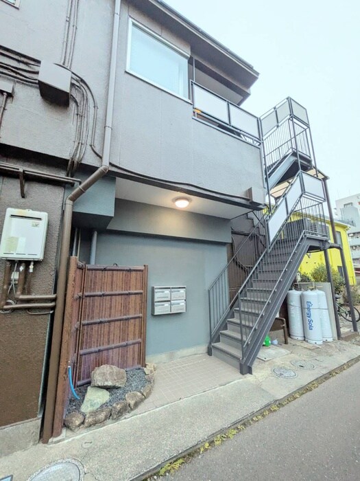 物件外観写真3　(エントランス部分)