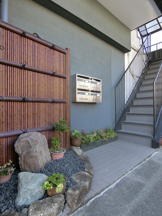 物件外観写真4　(エントランス部分)