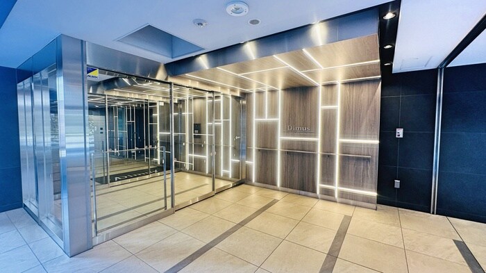 物件外観写真2　(エントランス部分)