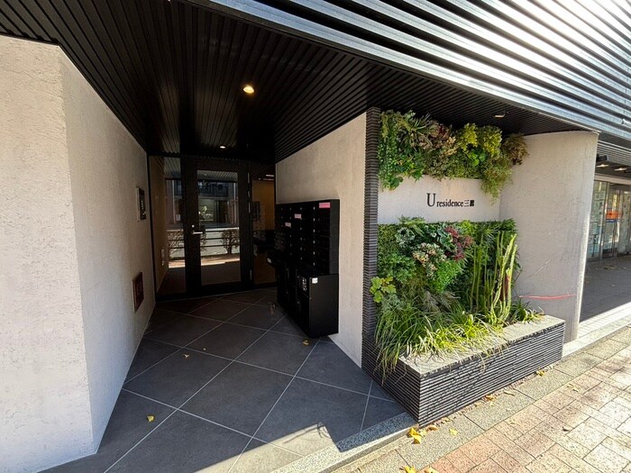 物件外観写真4　(エントランス部分)