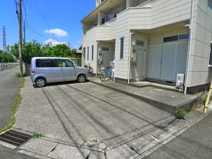 物件外観写真3　(駐車場)