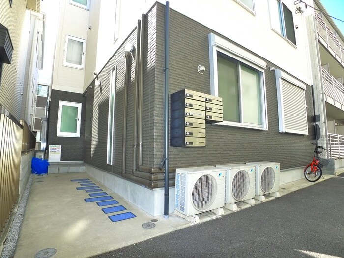 物件外観写真3　(エントランス部分)