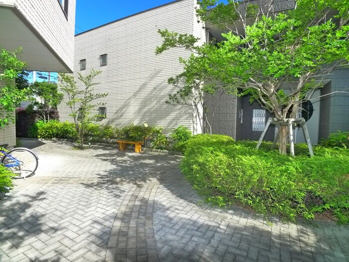 物件外観写真2　(エントランス部分)