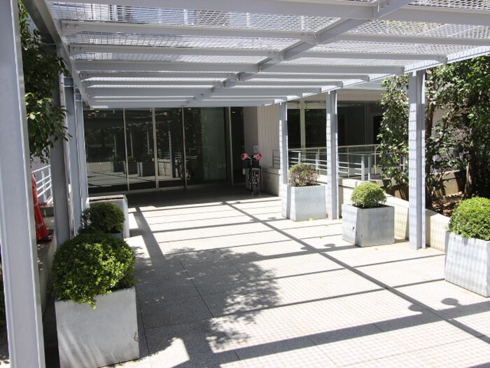 物件外観写真6　(エントランス部分)