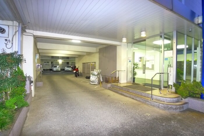 物件外観写真2　(エントランス部分)