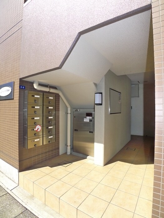 物件外観写真3　(エントランス部分)