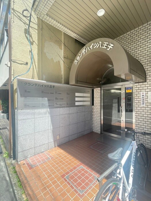 物件外観写真4　(エントランス部分)