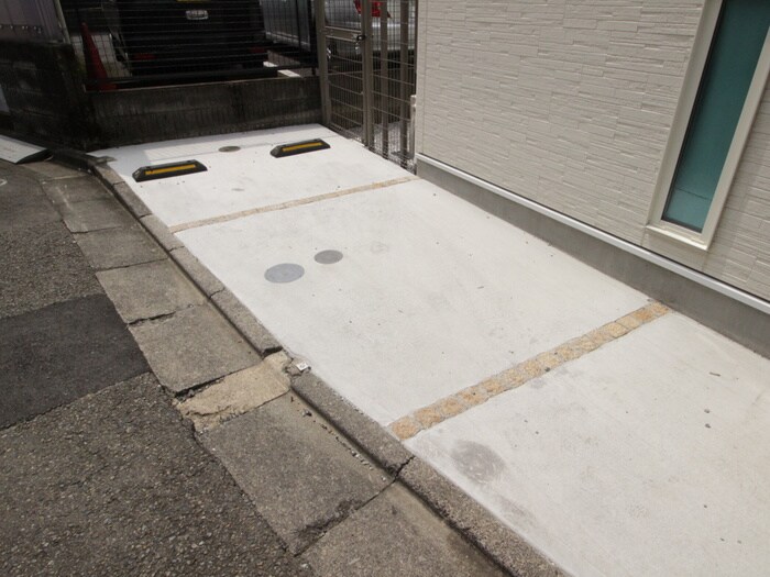 物件外観写真6　(駐車場)