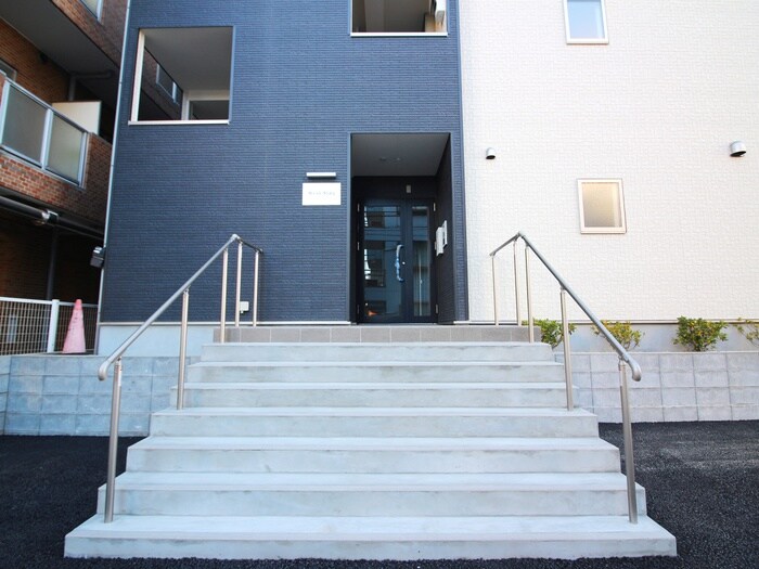 物件外観写真3　(エントランス部分)