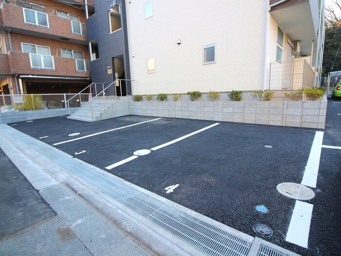 物件外観写真4　(駐車場)