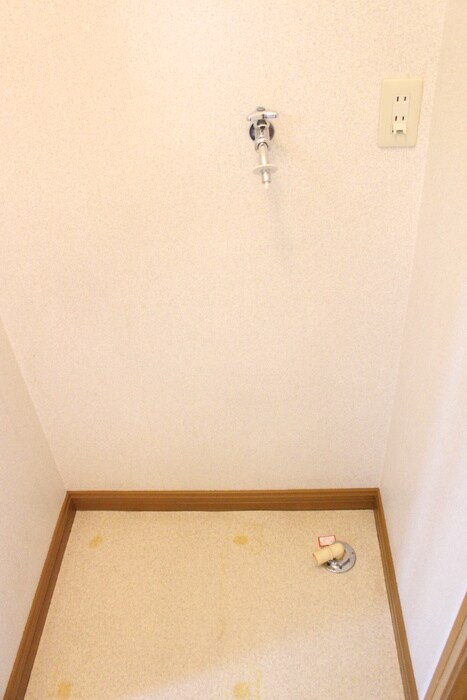 物件内観写真12　(洗濯機置場)