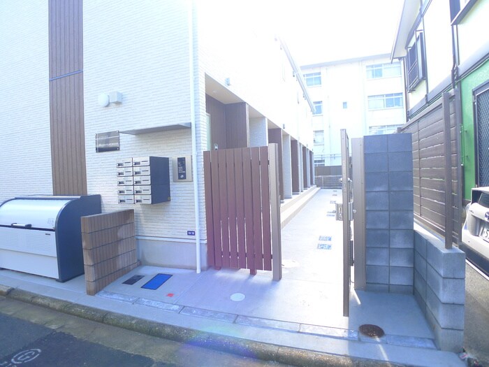 物件外観写真2　(エントランス部分)