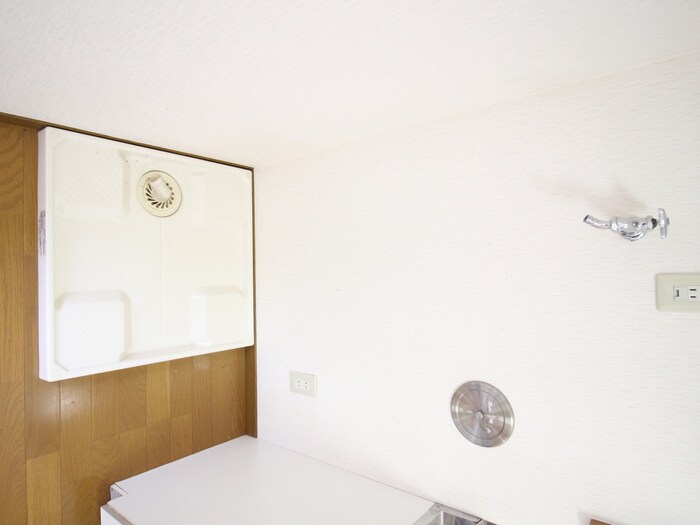 物件内観写真16　(洗濯機置場)