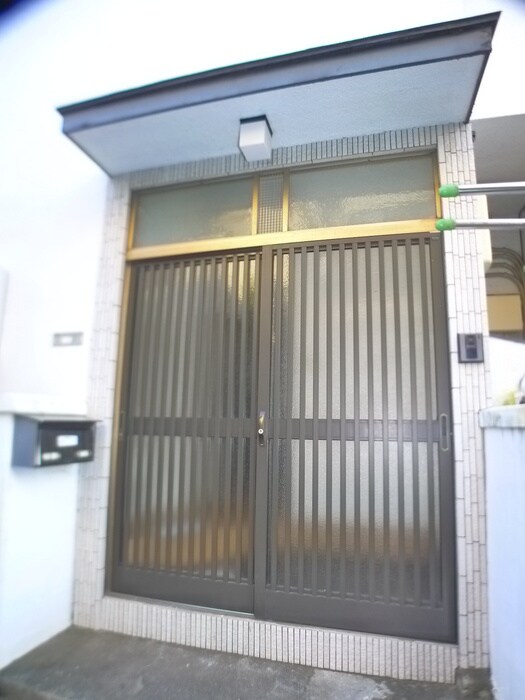 物件外観写真3　(エントランス部分)