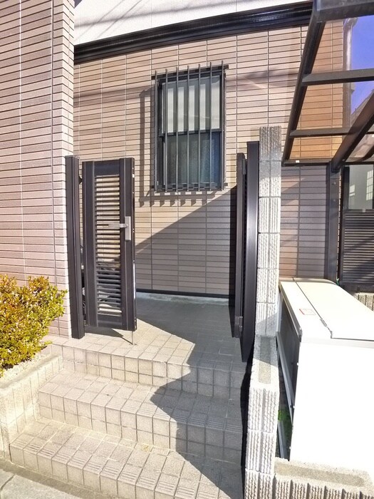 物件外観写真5　(エントランス部分)