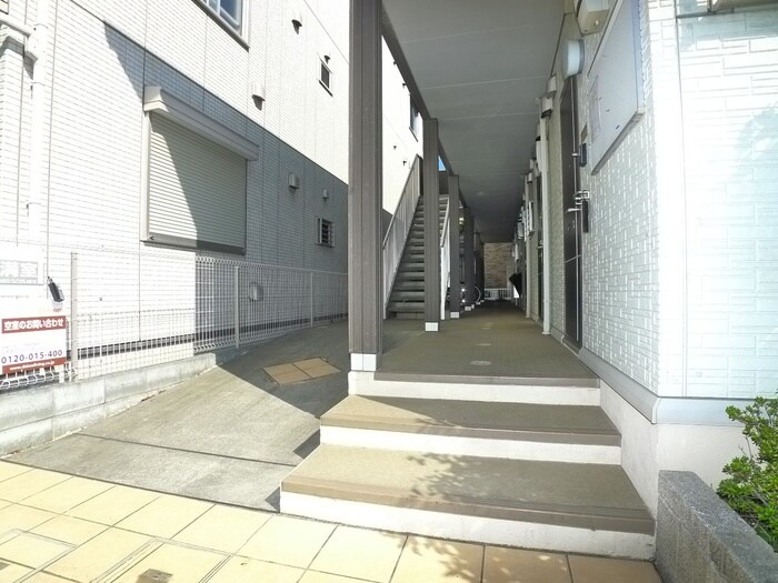 物件外観写真4　(エントランス部分)