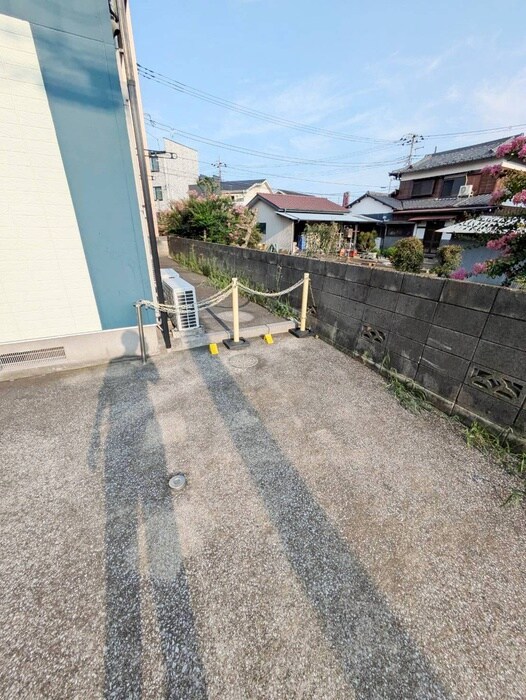 物件外観写真6　(バイク置き場)