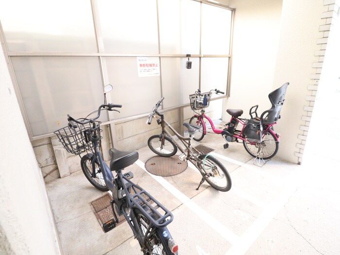 物件外観写真4　(駐輪場)
