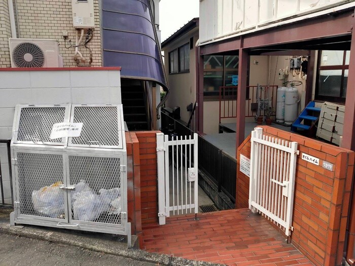 物件外観写真3　(エントランス部分)