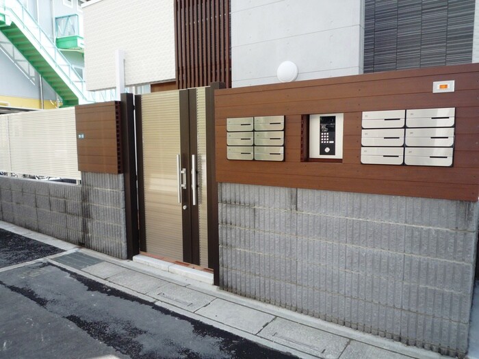 物件外観写真2　(エントランス部分)