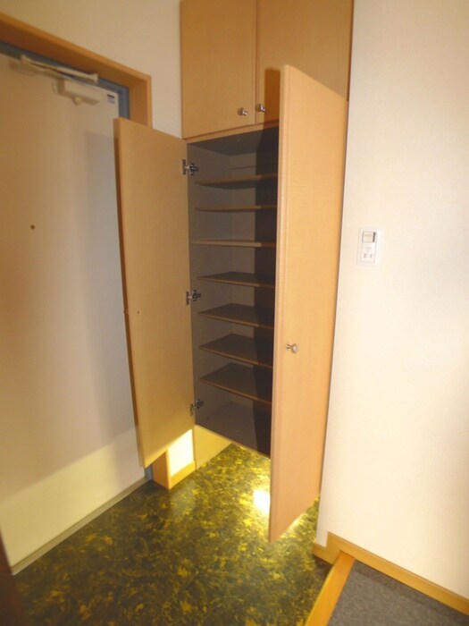 物件内観写真4　(玄関)