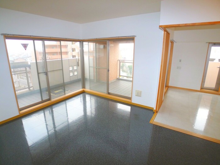 物件内観写真8　(室内からの展望)