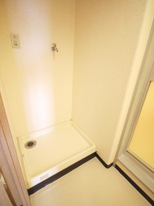 物件内観写真16　(洗濯機置場)