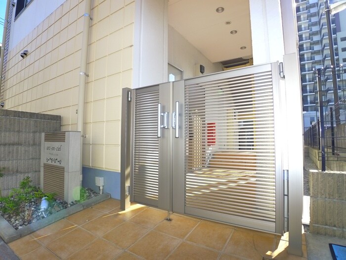 物件外観写真2　(エントランス部分)