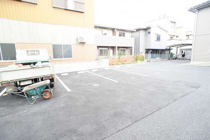 物件外観写真4　(駐車場)