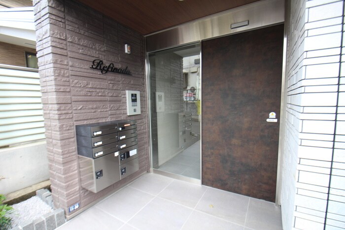 物件外観写真2　(エントランス部分)