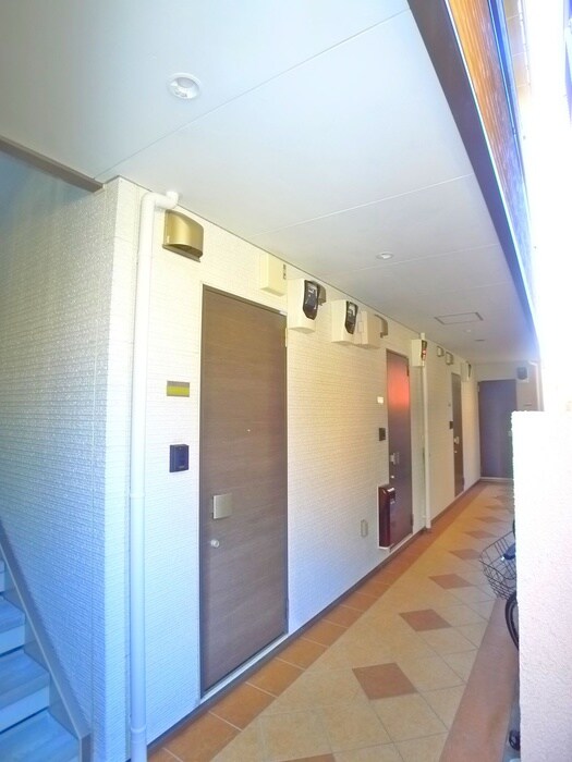 物件外観写真6　(エントランス部分)