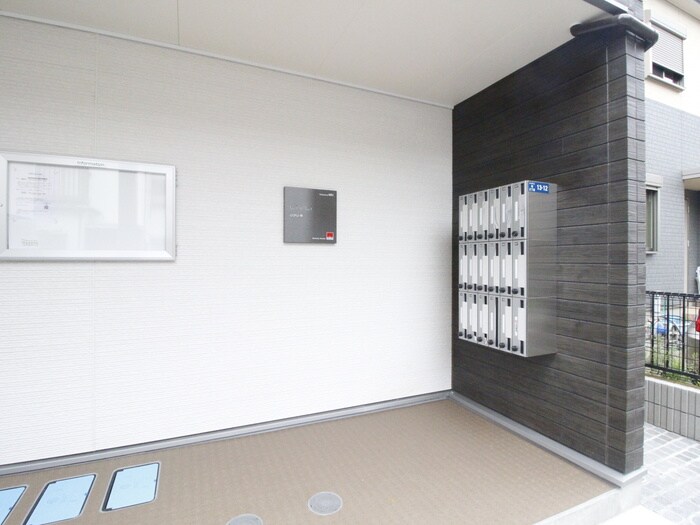 物件外観写真2　(エントランス部分)