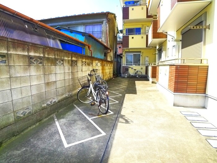 物件外観写真4　(駐輪場)
