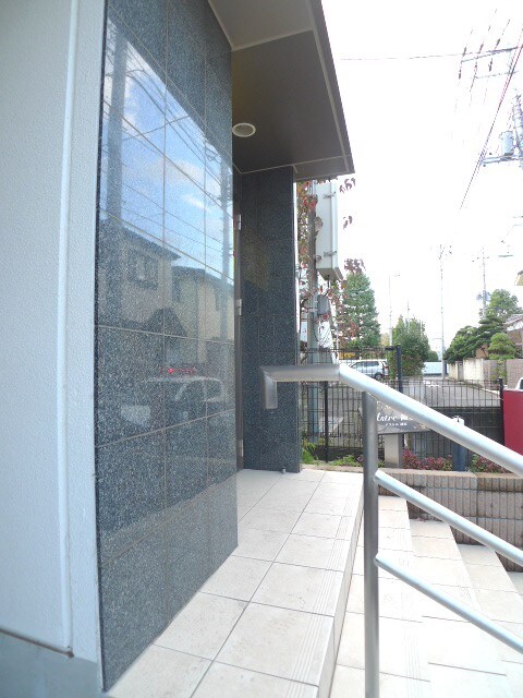 物件外観写真2　(エントランス部分)