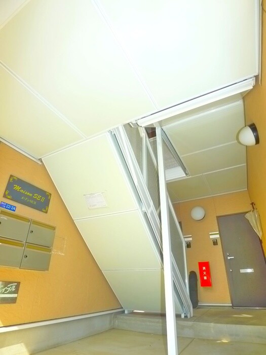 物件外観写真6　(エントランス部分)