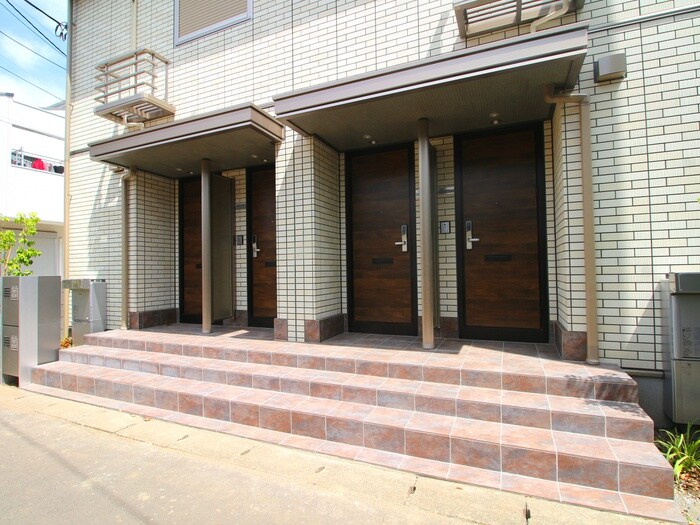 物件外観写真2　(エントランス部分)