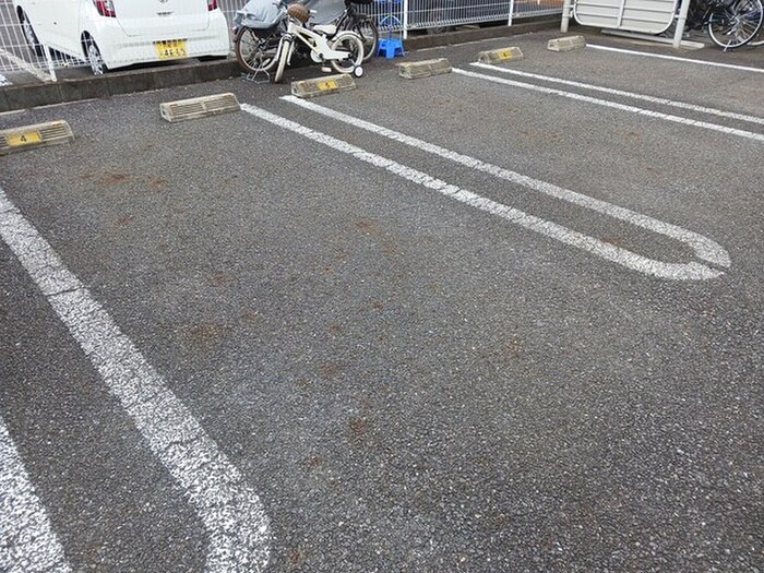 物件外観写真2　(駐車場)