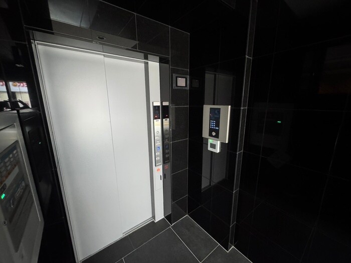 物件外観写真5　(エントランス部分)