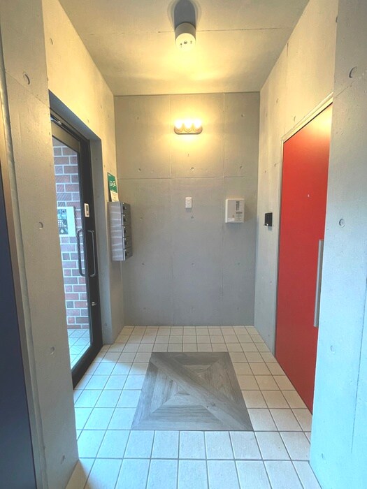 物件外観写真3　(エントランス部分)