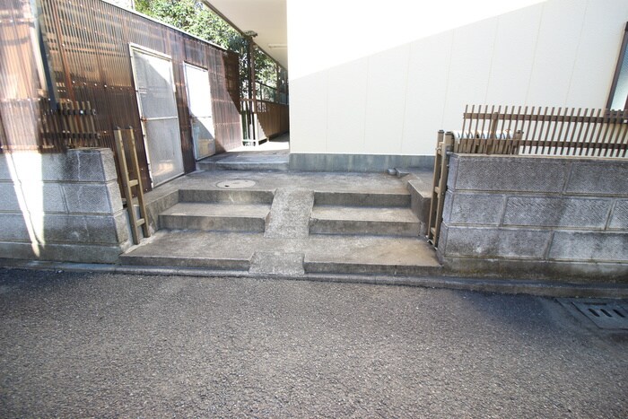 物件外観写真5　(エントランス部分)