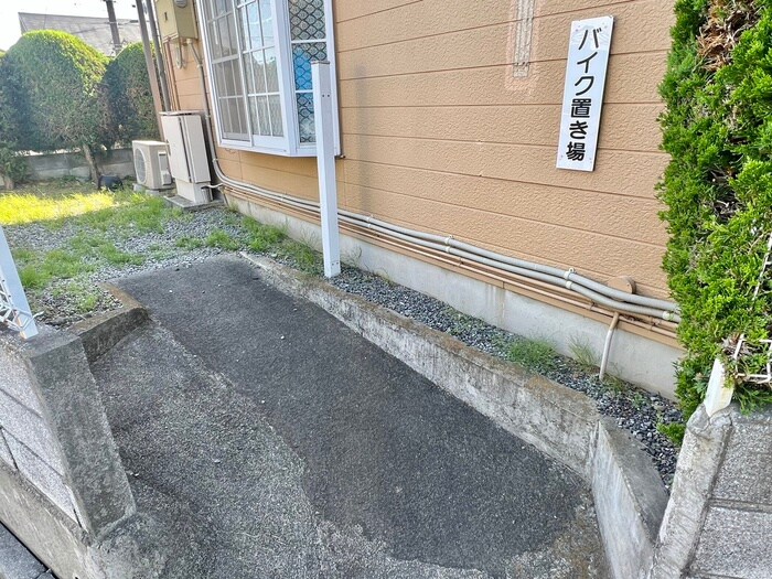 物件外観写真5　(バイク置き場)