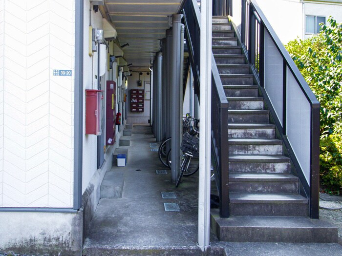 物件外観写真2　(エントランス部分)