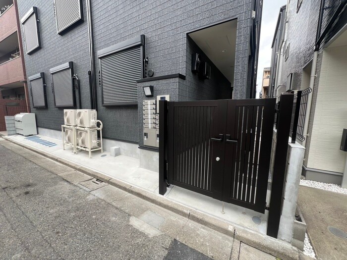 物件外観写真4　(エントランス部分)