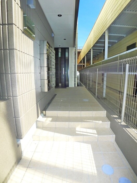 物件外観写真2　(エントランス部分)