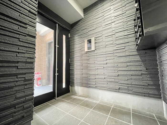 物件外観写真2　(エントランス部分)