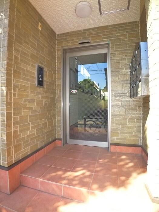 物件外観写真4　(エントランス部分)