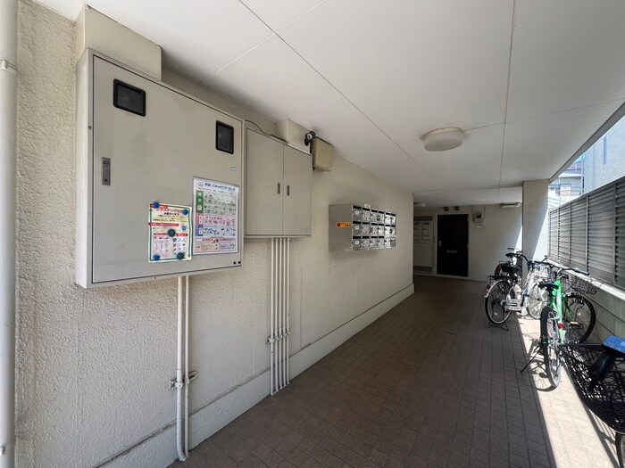 物件外観写真4　(エントランス部分)