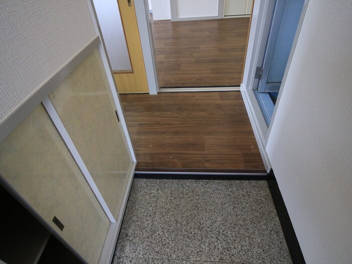 物件内観写真4　(玄関)