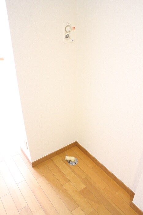 物件内観写真12　(洗濯機置場)