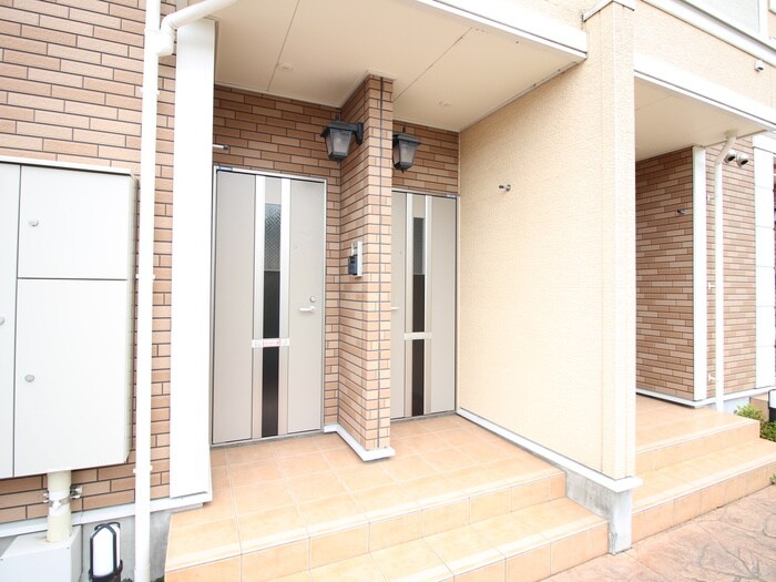 物件外観写真5　(エントランス部分)